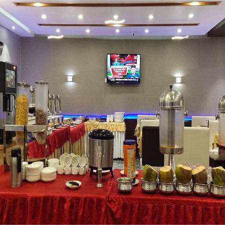 Hotel Orange International Surat Buitenkant foto