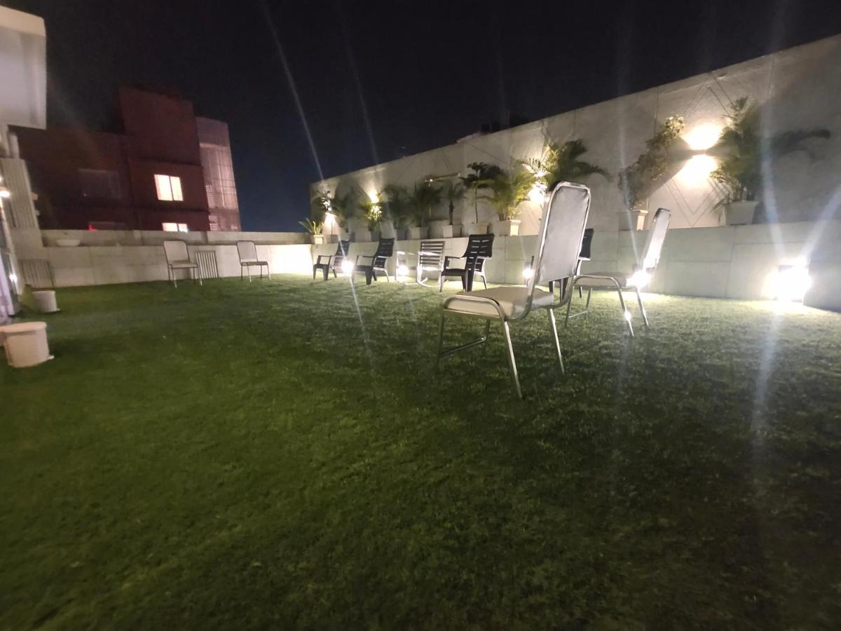 Hotel Orange International Surat Buitenkant foto