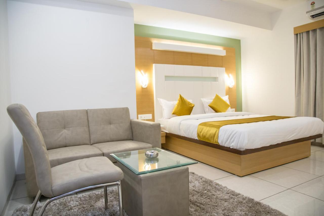 Hotel Orange International Surat Buitenkant foto