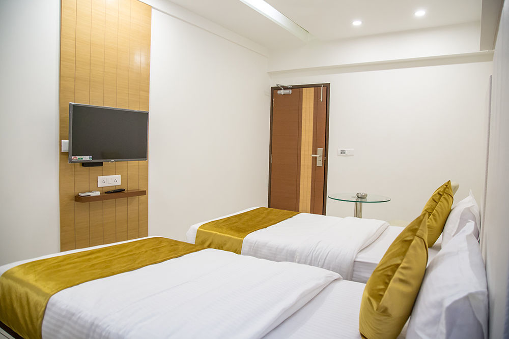 Hotel Orange International Surat Buitenkant foto