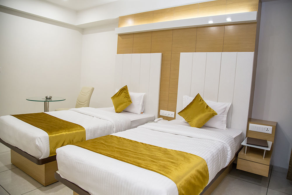 Hotel Orange International Surat Buitenkant foto