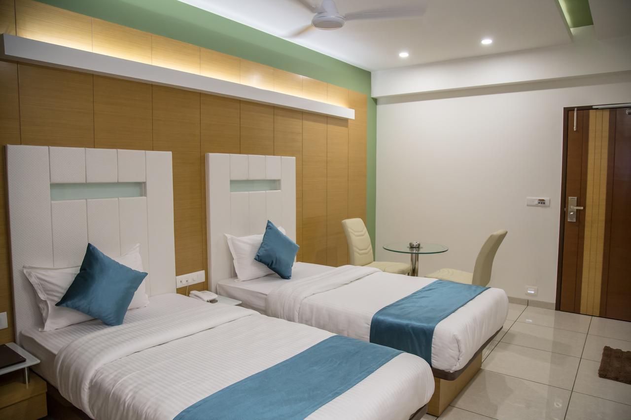 Hotel Orange International Surat Buitenkant foto