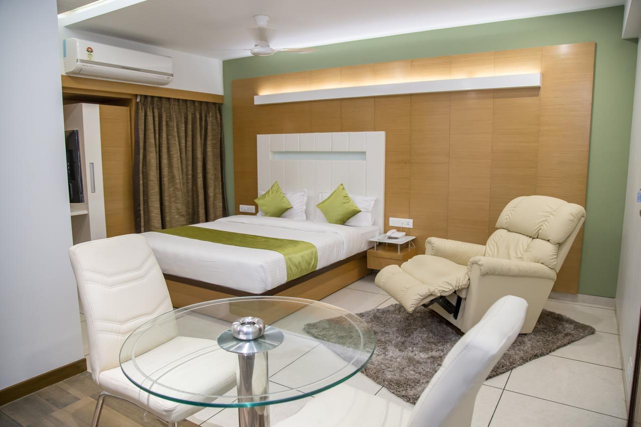 Hotel Orange International Surat Buitenkant foto