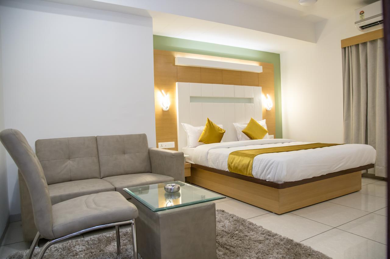 Hotel Orange International Surat Buitenkant foto