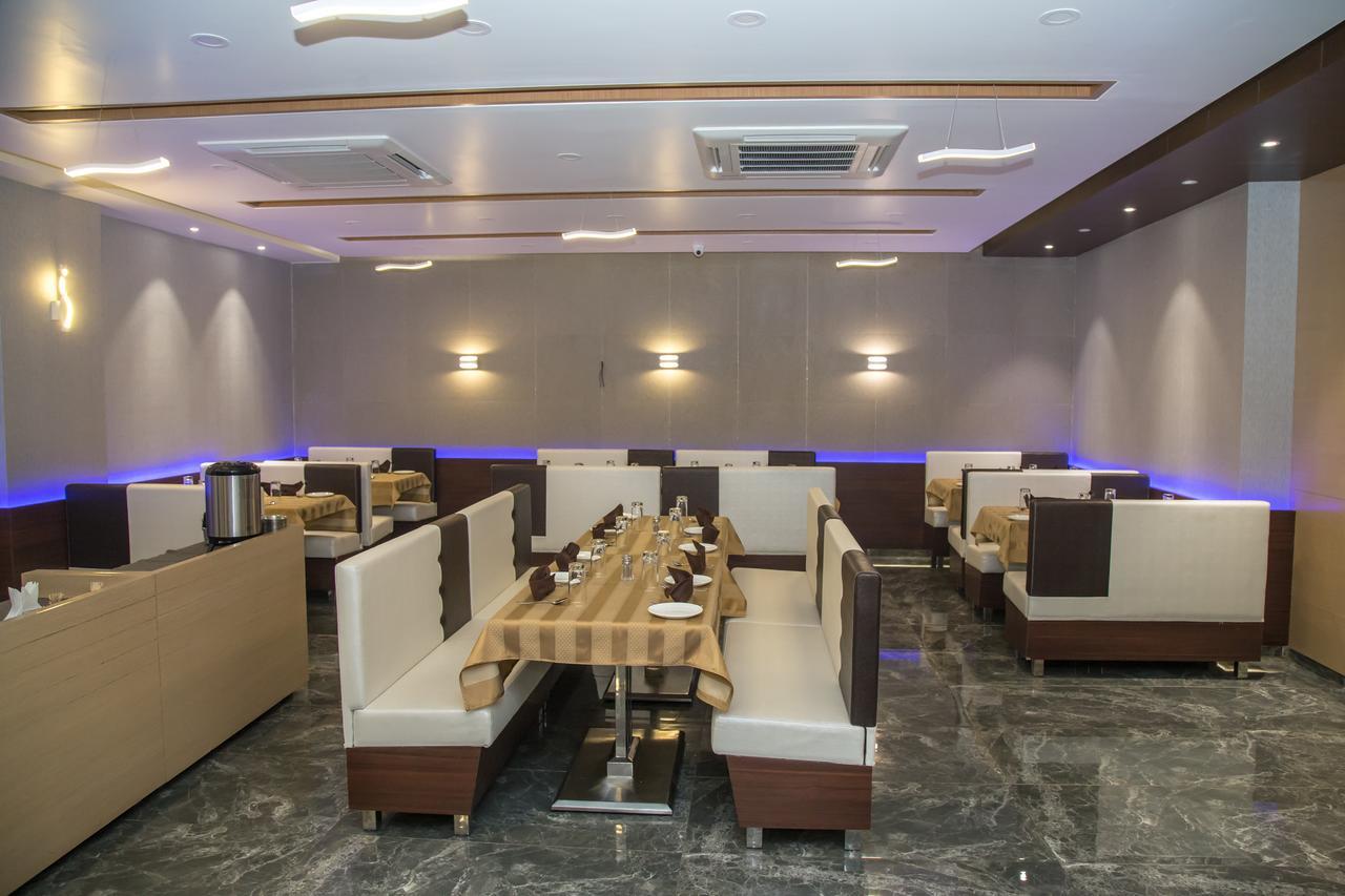 Hotel Orange International Surat Buitenkant foto