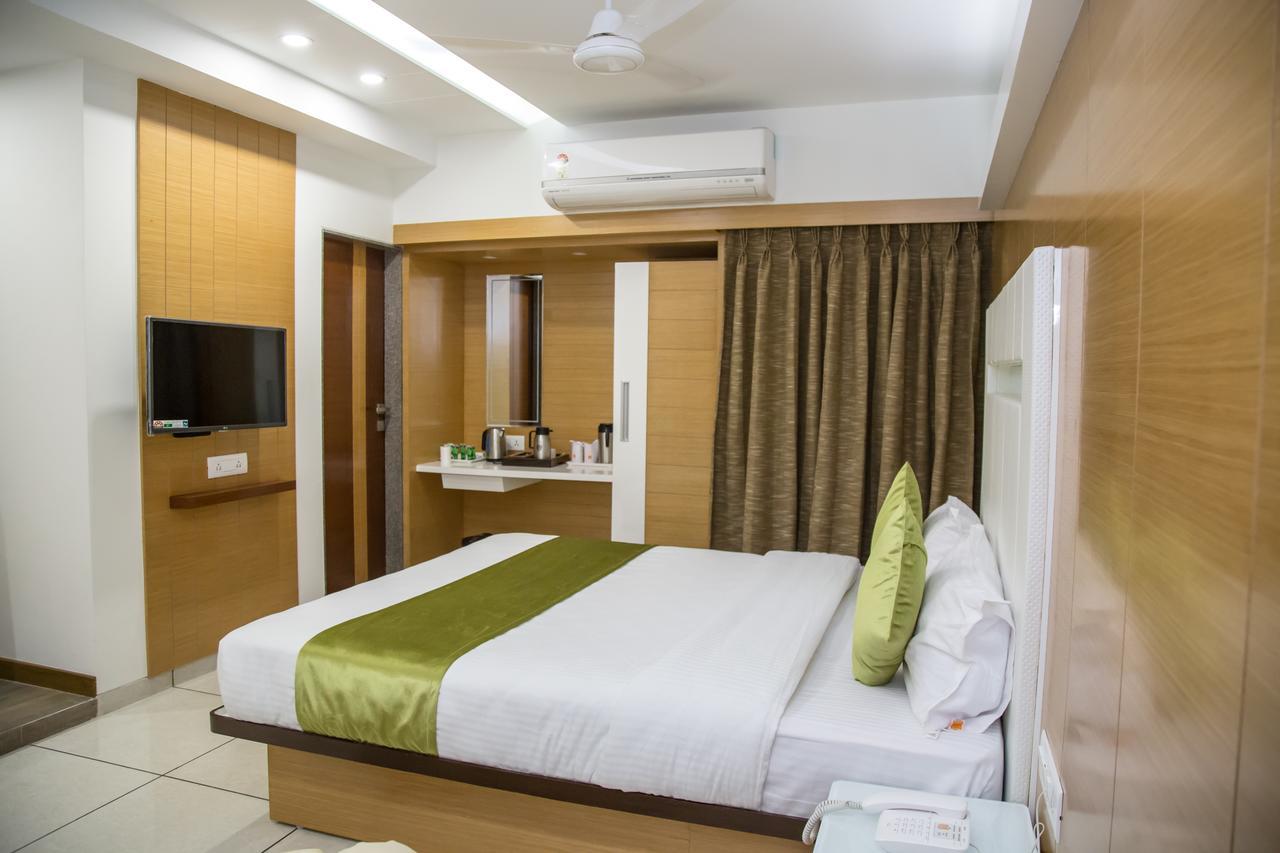 Hotel Orange International Surat Buitenkant foto