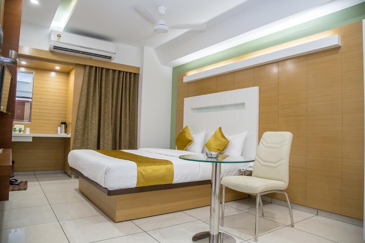 Hotel Orange International Surat Buitenkant foto