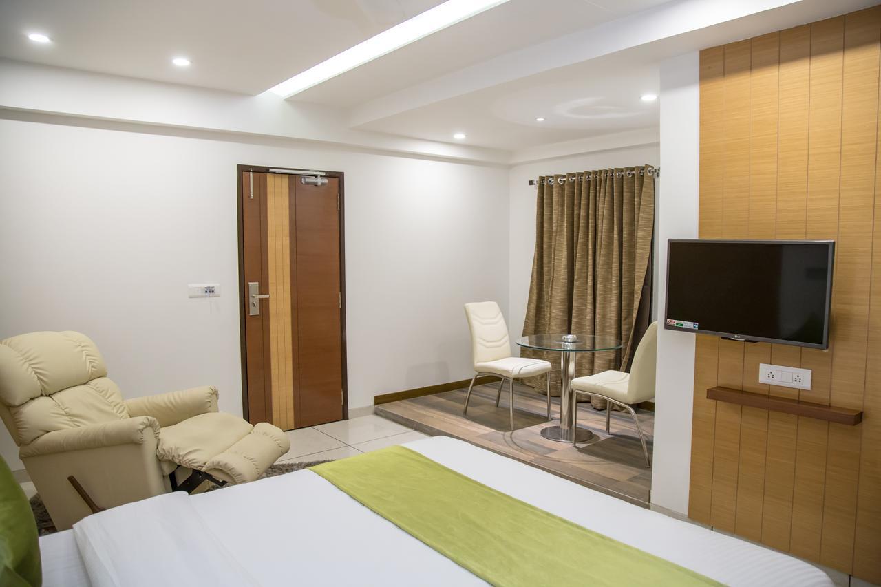 Hotel Orange International Surat Buitenkant foto