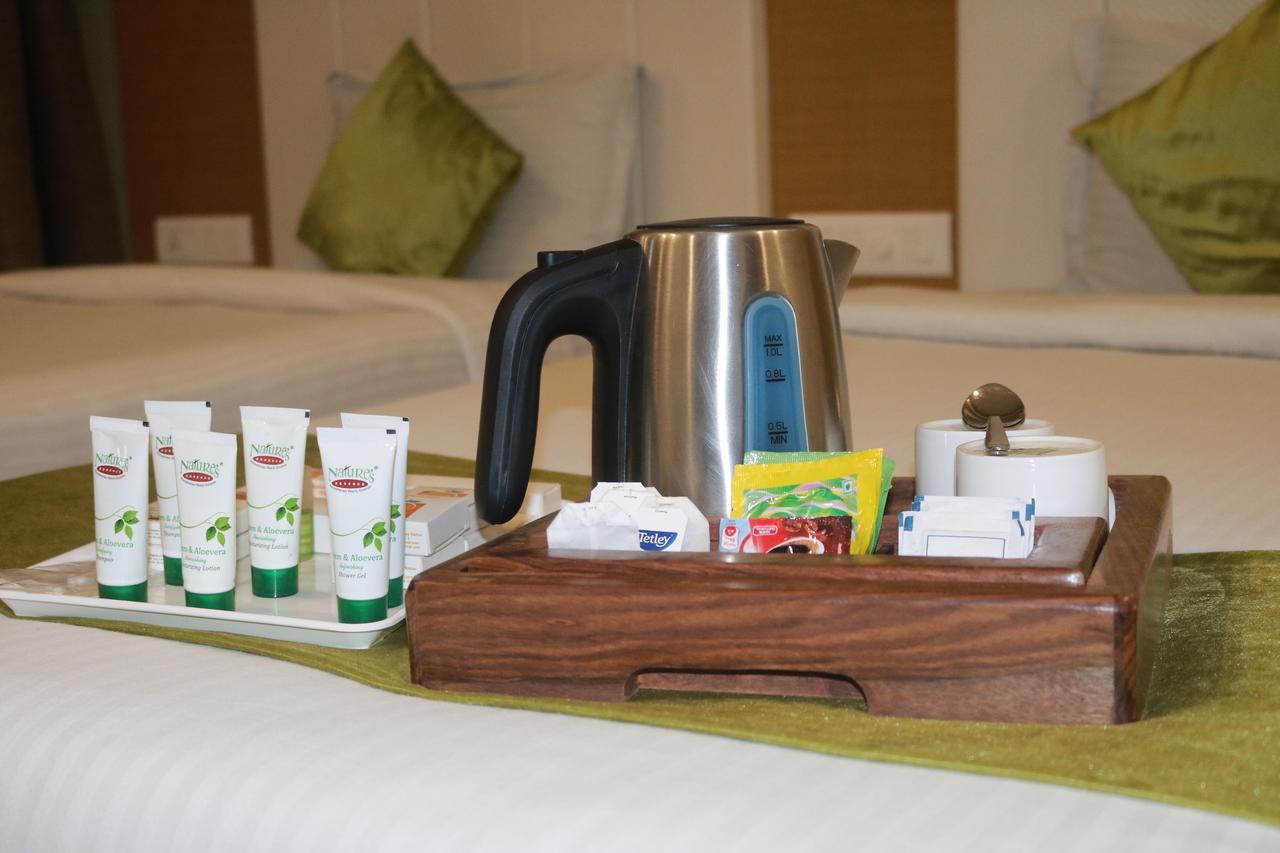 Hotel Orange International Surat Buitenkant foto
