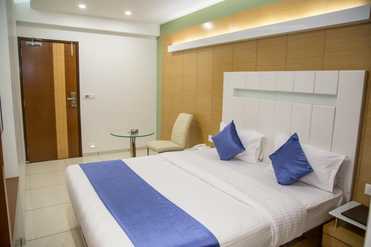 Hotel Orange International Surat Buitenkant foto