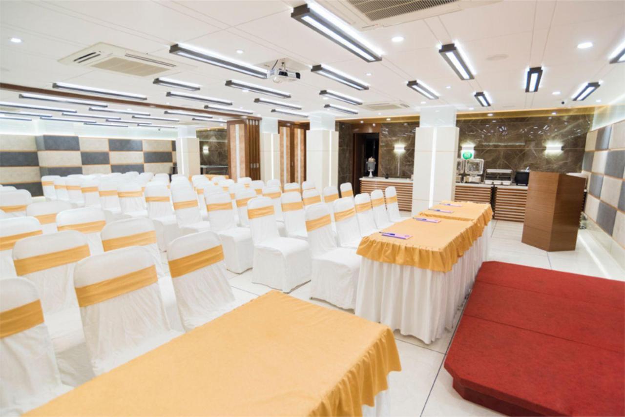 Hotel Orange International Surat Buitenkant foto