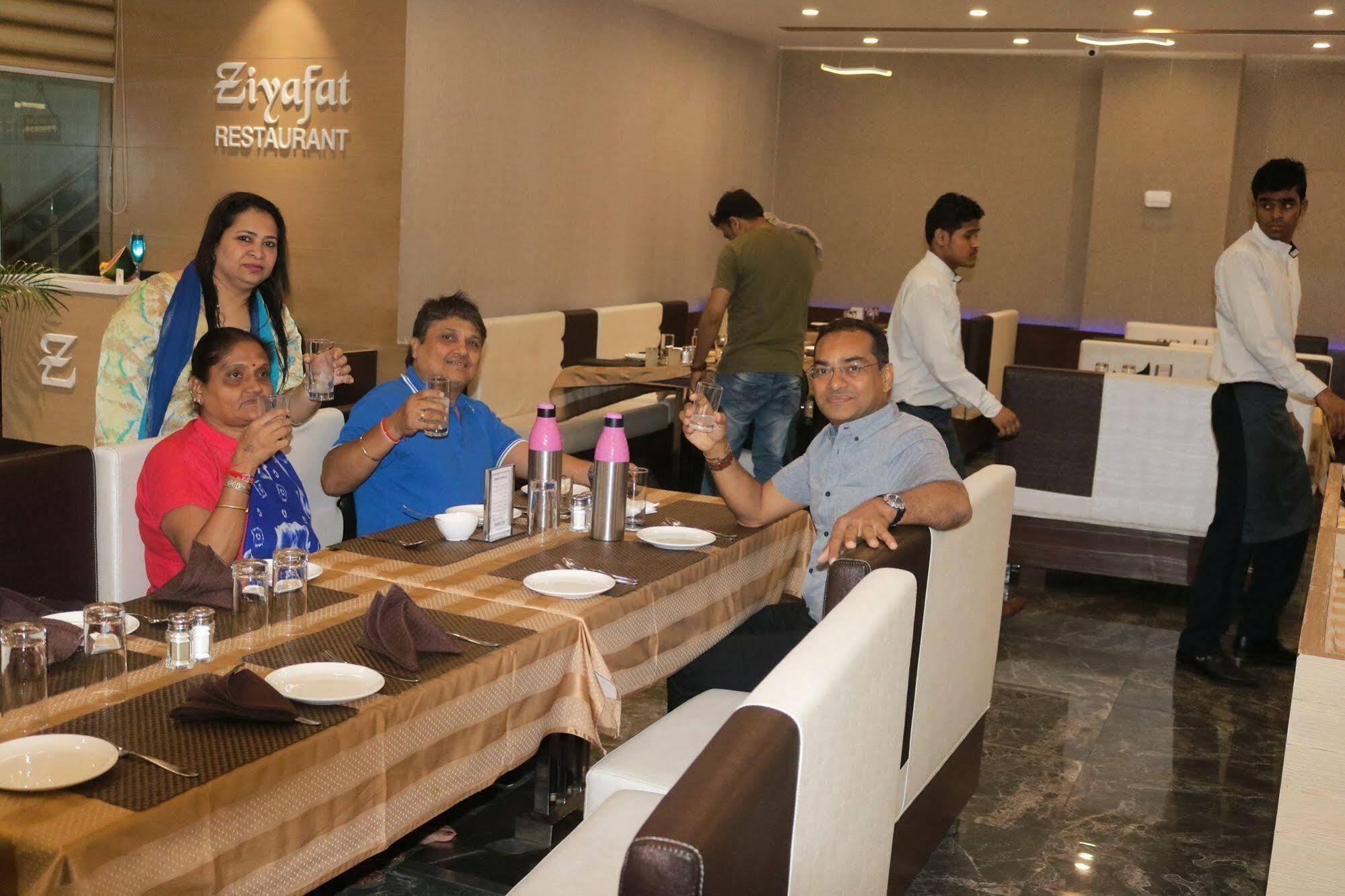Hotel Orange International Surat Buitenkant foto