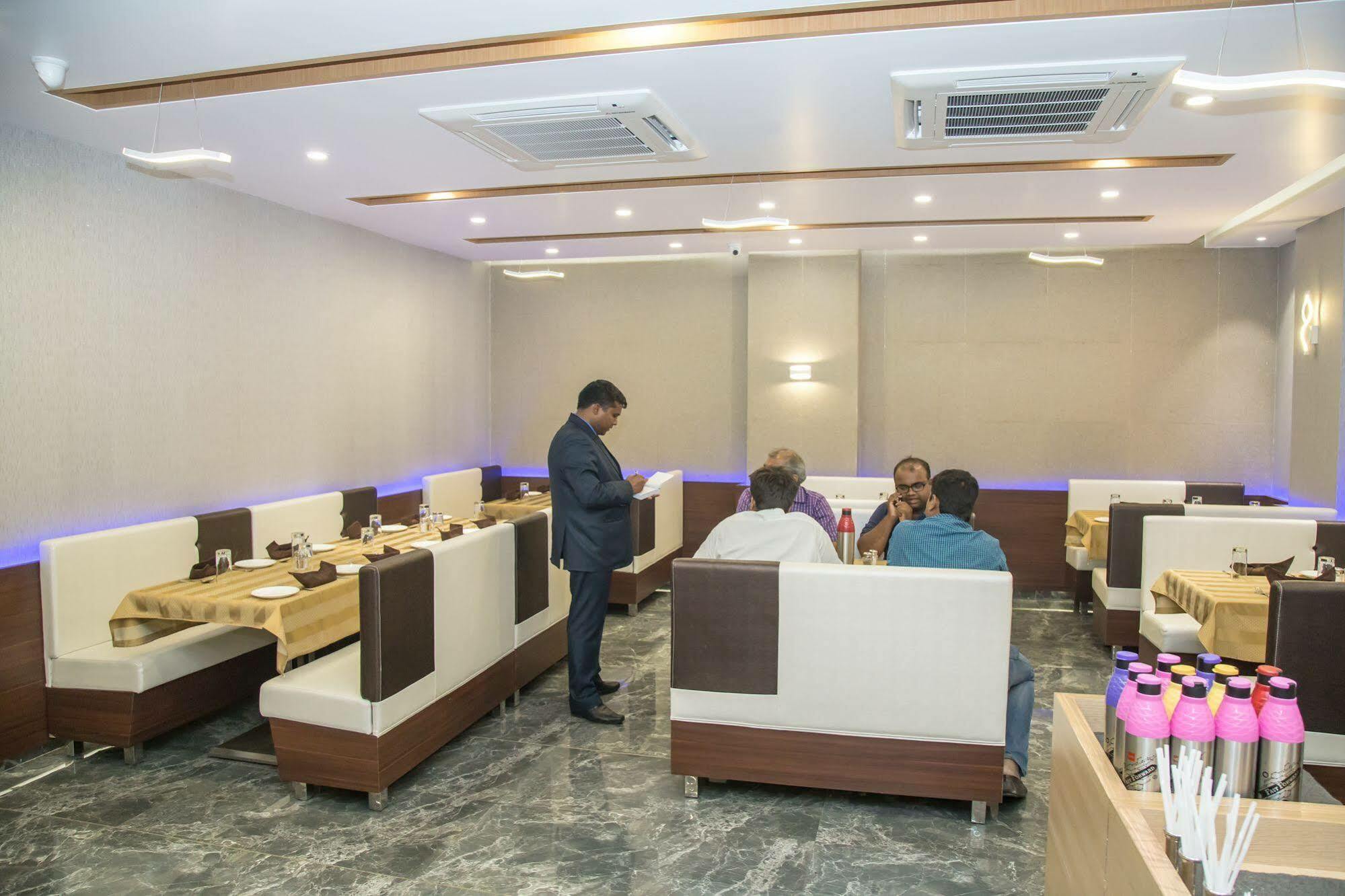 Hotel Orange International Surat Buitenkant foto