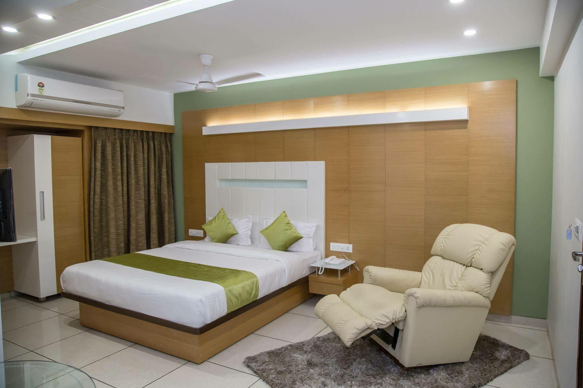 Hotel Orange International Surat Buitenkant foto