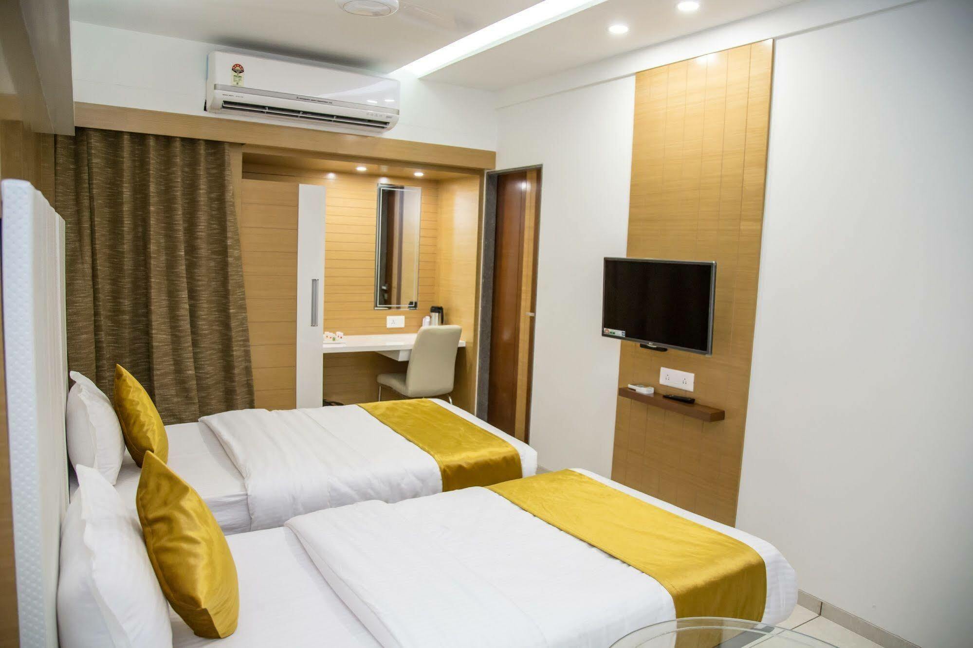 Hotel Orange International Surat Buitenkant foto