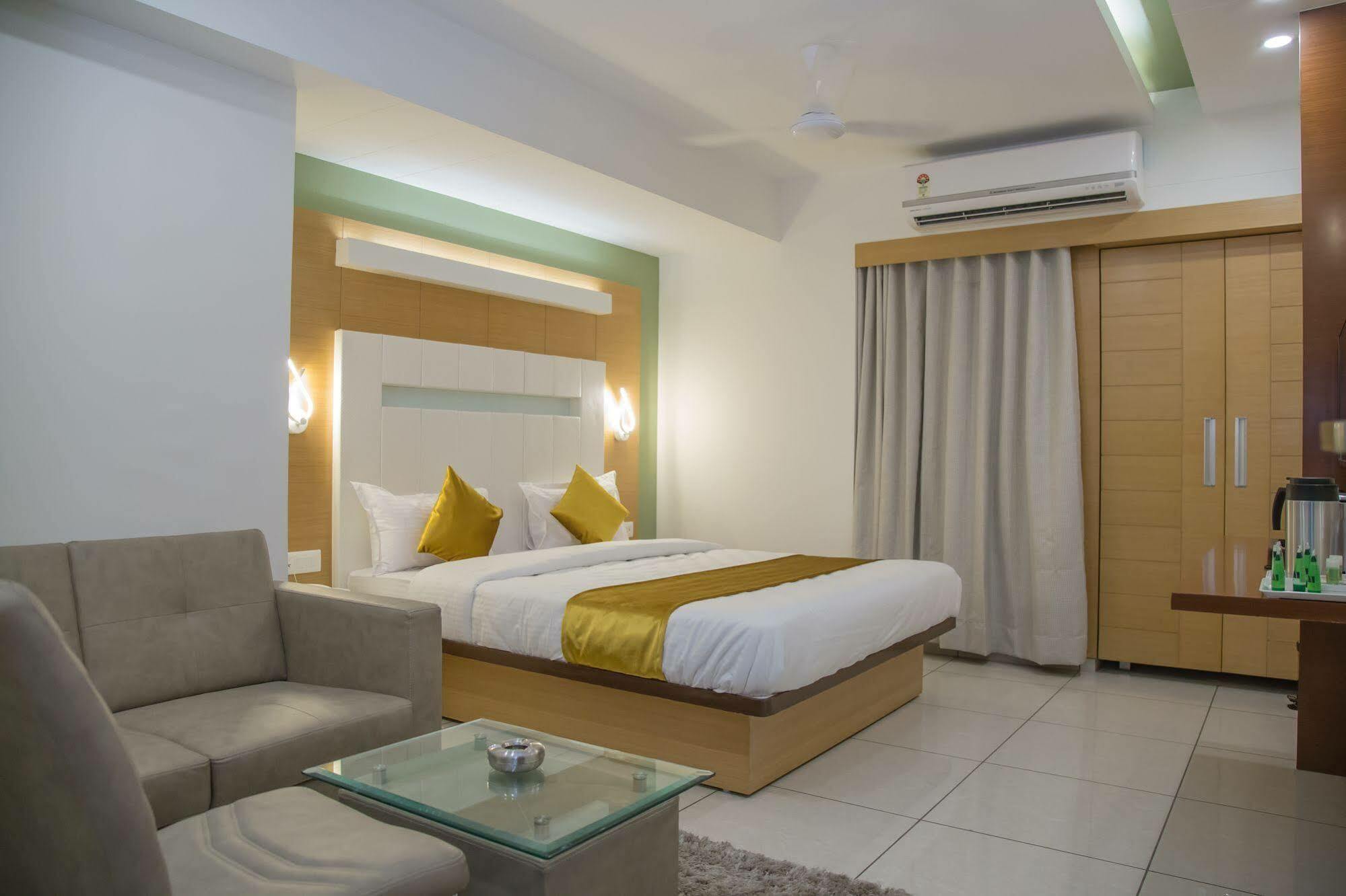 Hotel Orange International Surat Buitenkant foto