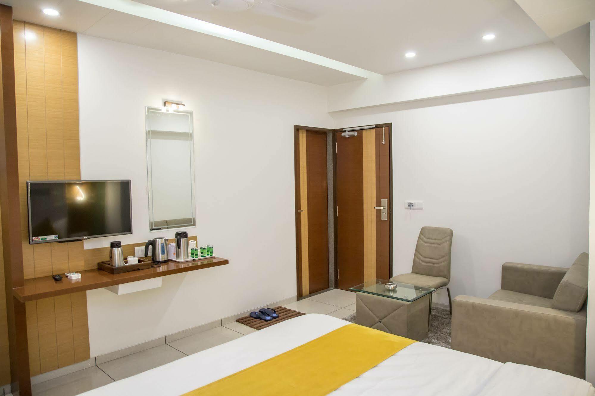 Hotel Orange International Surat Buitenkant foto