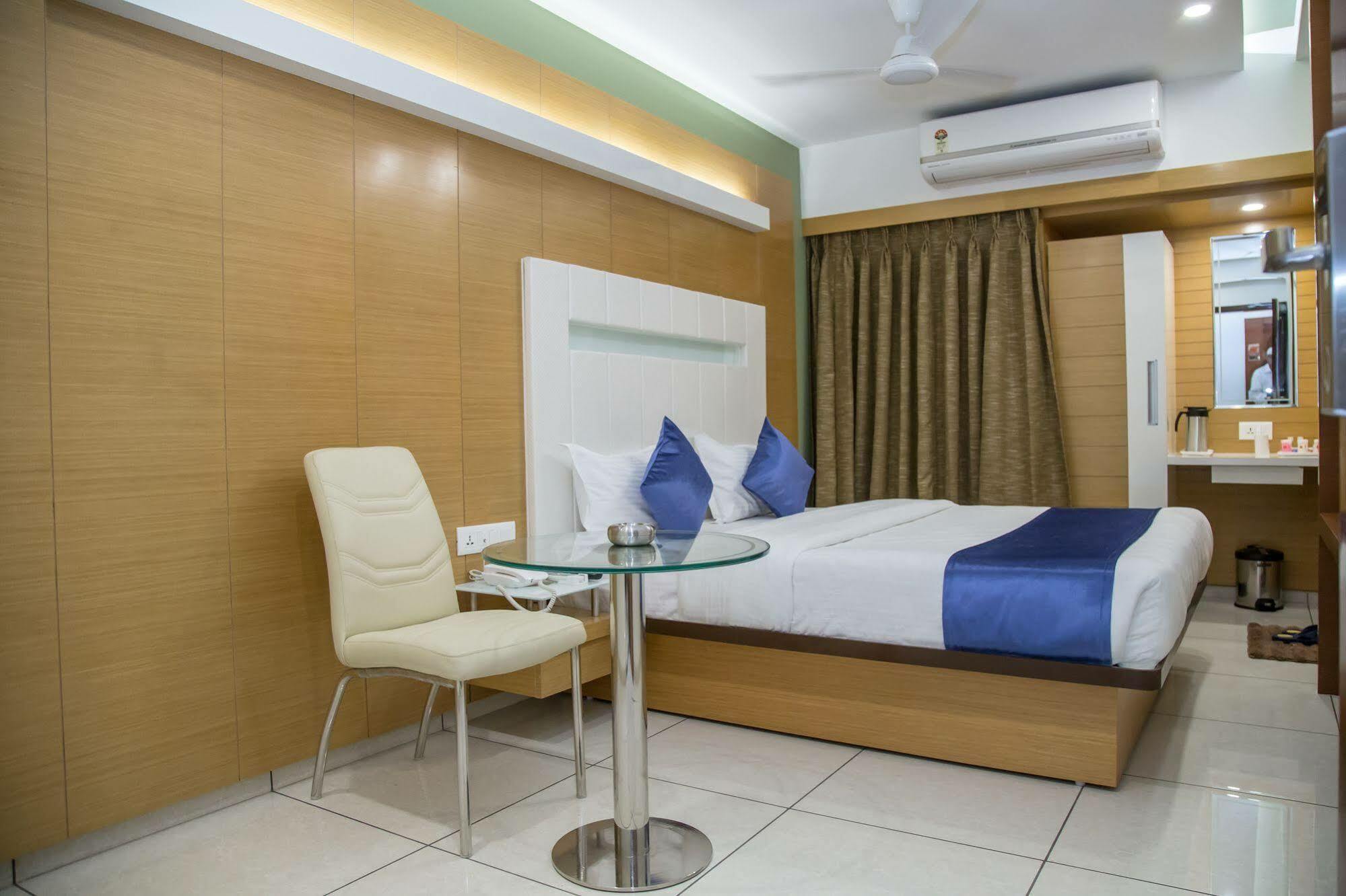 Hotel Orange International Surat Buitenkant foto