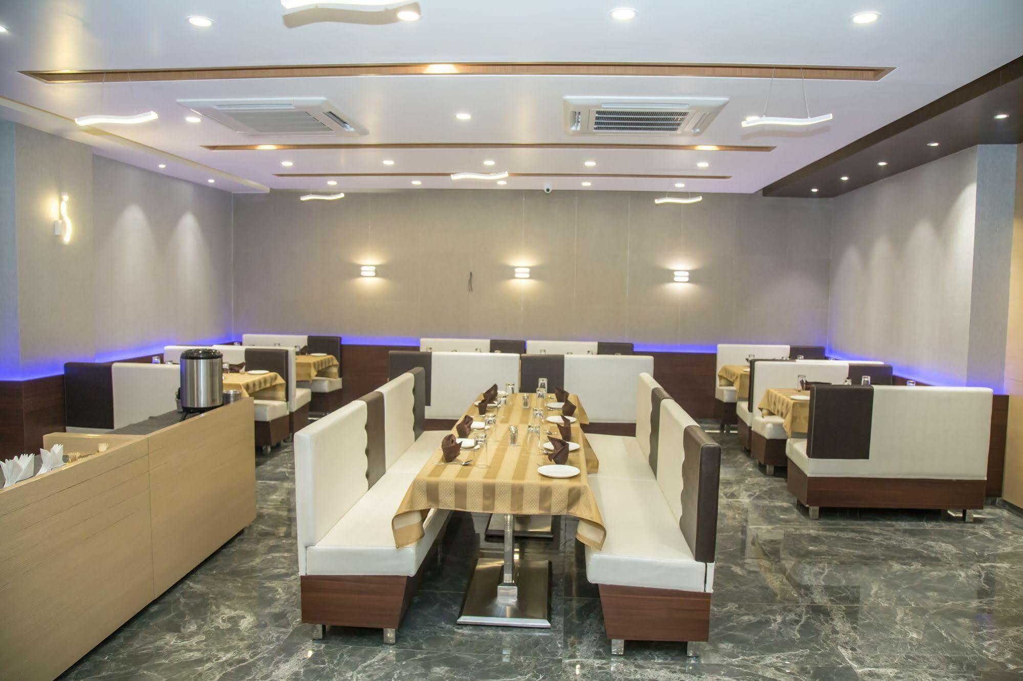 Hotel Orange International Surat Buitenkant foto
